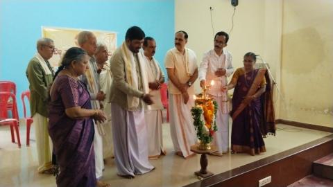 ಕಾರ್ಯಕ್ರಮವನ್ನು ದೀಪಬೆಳಗಿಸುವುದರೊಂದಿಗೆ ಉದ್ಘಾಟಿಸಲಾಯಿತು.